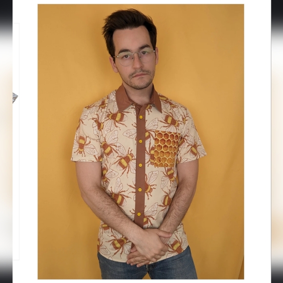 Sleepy Peach Bumble Bee Button Up Size Large (Unisex Sizing, see below) - Picture 2 of 2